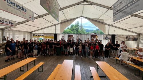 Gruppenfoto Fest und Fahrzeugsegnung